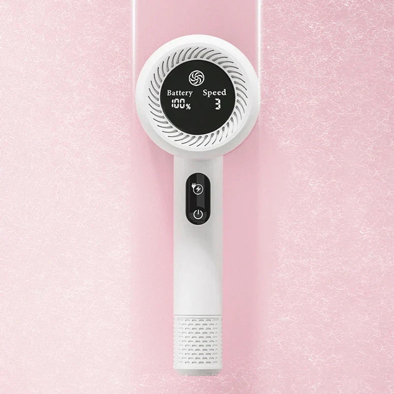Vista frontal de herramienta quitapelusas para ropa blanco de mano con pantalla digital, sobre superficie rosa claro texturizada
