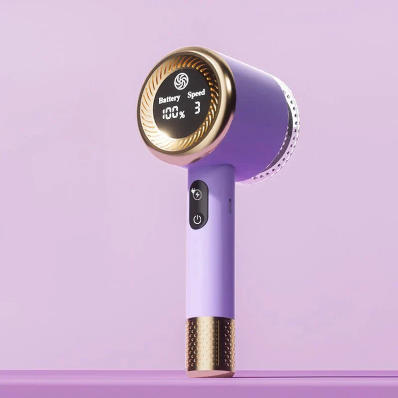 Herramienta quitapelusas para ropa recargable en morado y dorado con pantalla digital que muestra batería al 100%, velocidad 3