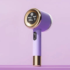 Herramienta quitapelusas para ropa recargable en morado y dorado con pantalla digital que muestra batería al 100%, velocidad 3