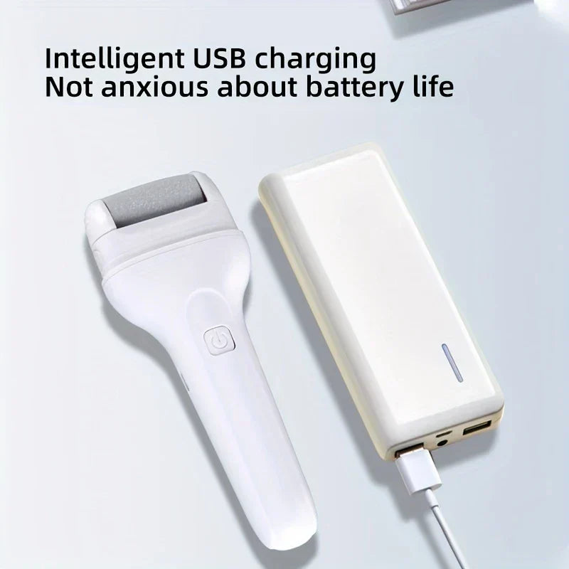 hornhautentferner - Elektrischer Fußfeilen-Hornhautentferner neben einer weißen Powerbank mit USB-Ladekabel auf heller Oberfläche