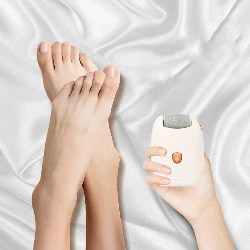 La main tient la râpe à callosités elmchee à côté de pieds nus lisses sur un tissu de satin blanc