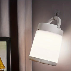 فانوس تخييم led قابل لإعادة الشحن يضيء في مكان مظلم