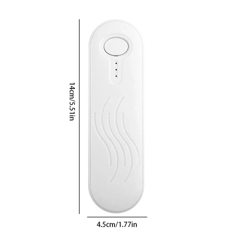 Weißer Mini-Beutel-Verschließer mit oberem Knopf, 3 Kontrollleuchten und geschwungenen Grifflinien, mit 14 cm x 4,5 cm Maßangaben auf schlichtem weißem Hintergrund