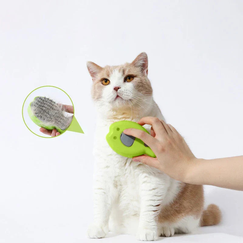 Peine de masaje para cuero cabelludo con forma de pez en verde, usado en un gato, con recuadro que muestra el pelo recogido en las cerdas