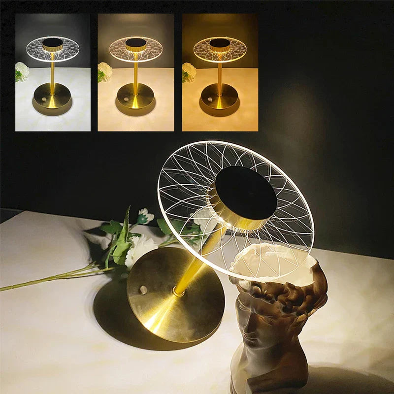 Lámpara de mesa en forma de disco con bombillas led mostrada en tres temperaturas de color y una vista inclinada encendida sobre una mesa