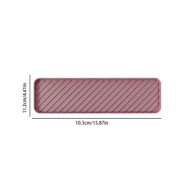 Rosa rechteckige Getränkematte mit diagonalen erhabenen Rillen, 10,3 cm breit und 11,2 cm hoch, auf weißem Hintergrund.