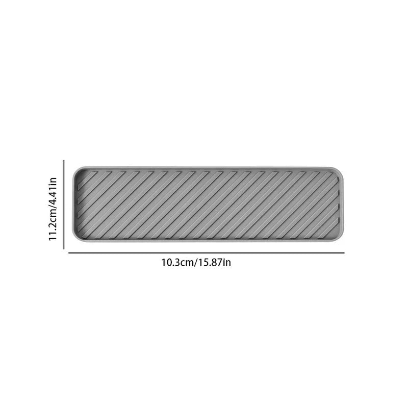 Graue rechteckige Getränkematte mit diagonalen erhabenen Rillen, mit Maßen von 10,3 cm x 11,2 cm vor weißem Hintergrund.
