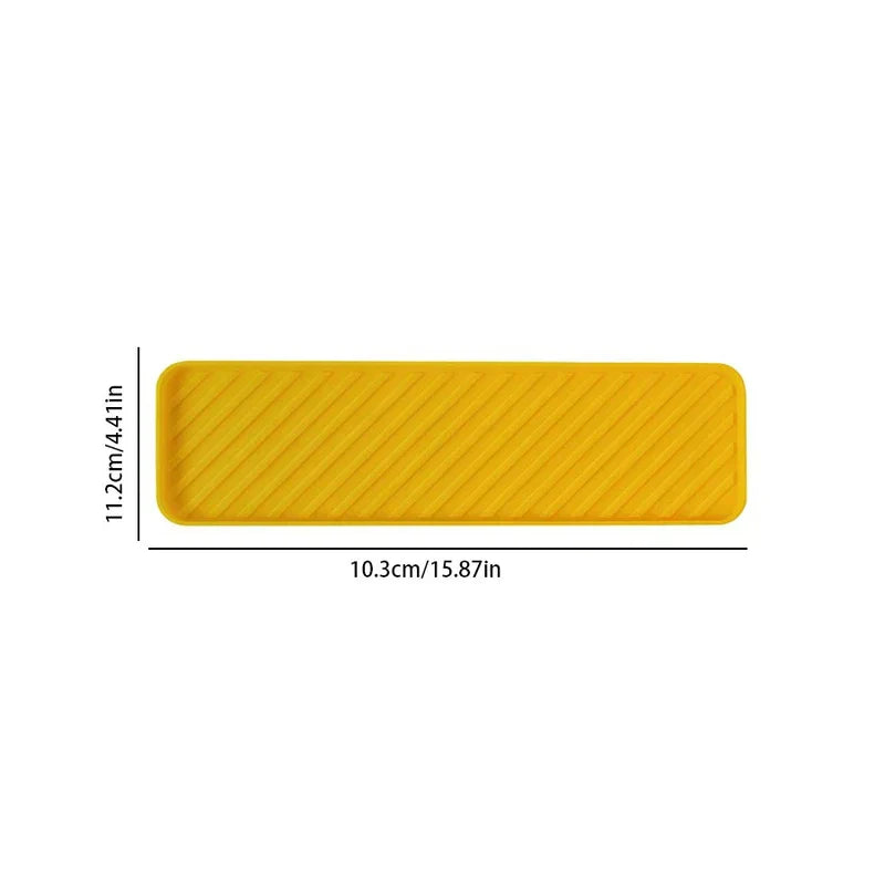 Leuchtend gelbe rechteckige Getränkematte mit diagonalen geprägten Rillen, mit Größenangaben von 10,3 cm x 11,2 cm auf weißem Hintergrund.