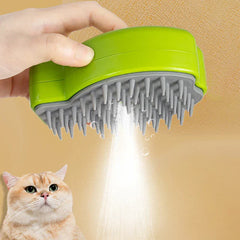 Hand hält eine grüne Reinigungsbürste, die Wasser sprüht, mit einer getigerten Katze darunter