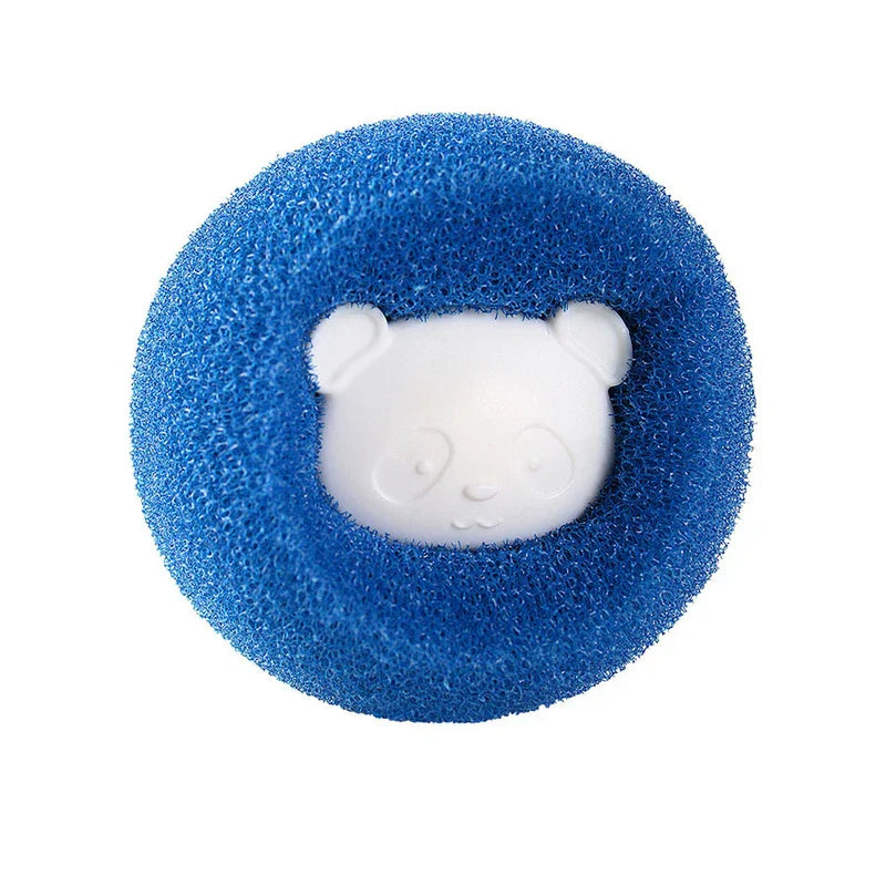 Primer plano de un artículo redondo azul y esponjoso con un inserto de plástico blanco con forma de panda, que es una bola de lavandería.