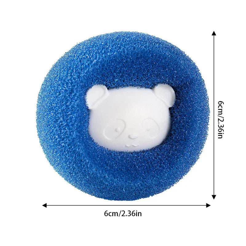 Bola de lavandería esférica azul con un detalle de cara de panda blanco, marcada como de 6 cm de ancho y alto, sobre un fondo blanco.