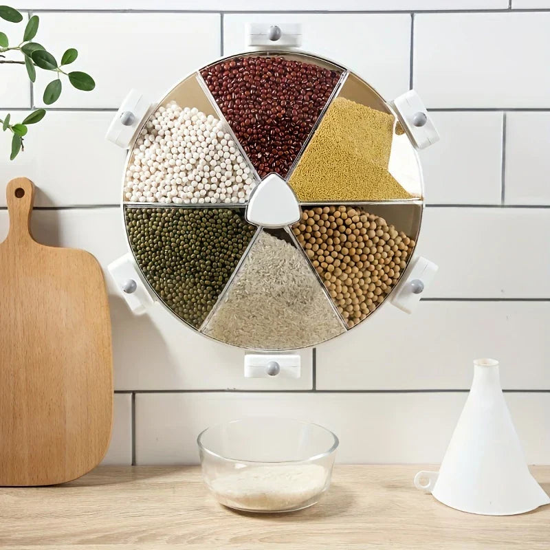 Reisspender - Wandmontierter rotierender Reisspender mit sechs unterteilten Fächern für verschiedene Getreidesorten, darüber eine Holztheke mit Glasschale und Küchenzubehör