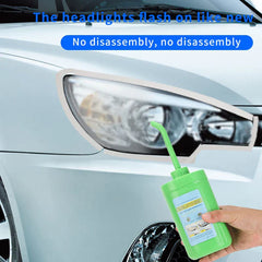Hand hält grüne Flasche des Scheinwerfer-Aufbereitungssets in der Nähe eines beschlagenen Auto-Scheinwerfers, mit Produktvorteil-Textüberlagerung.