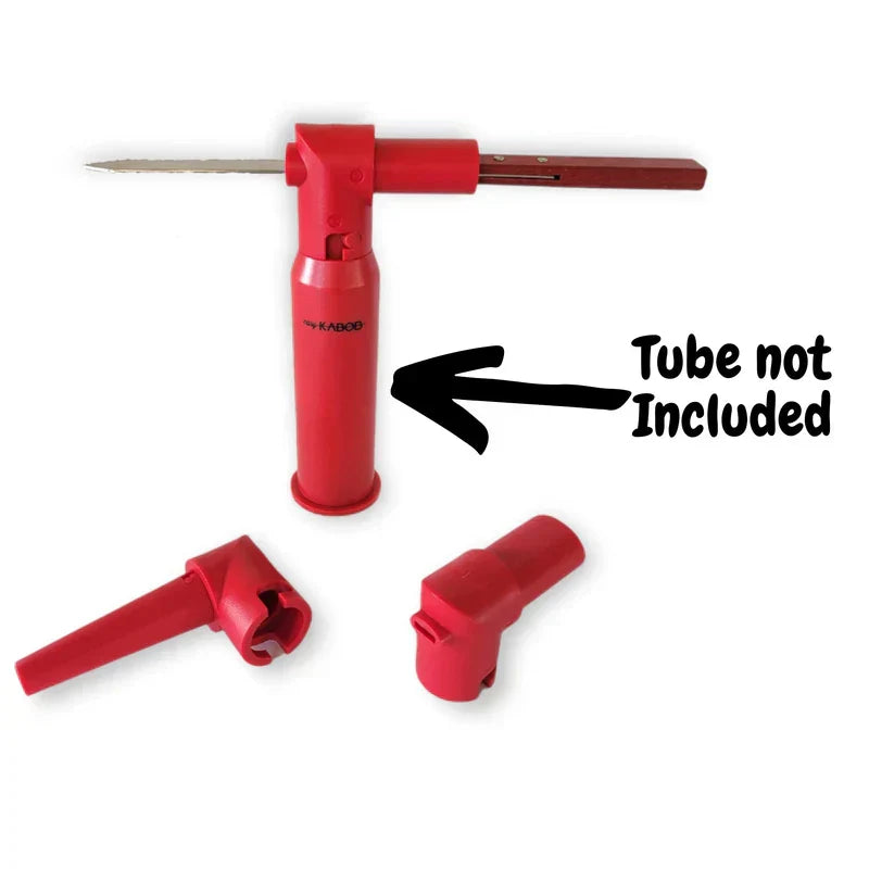 Caja roja de la herramienta para hacer brochetas con la cuchilla extendida, dos accesorios de boquilla rojos y texto que indica que el tubo no está incluido, sobre un fondo blanco