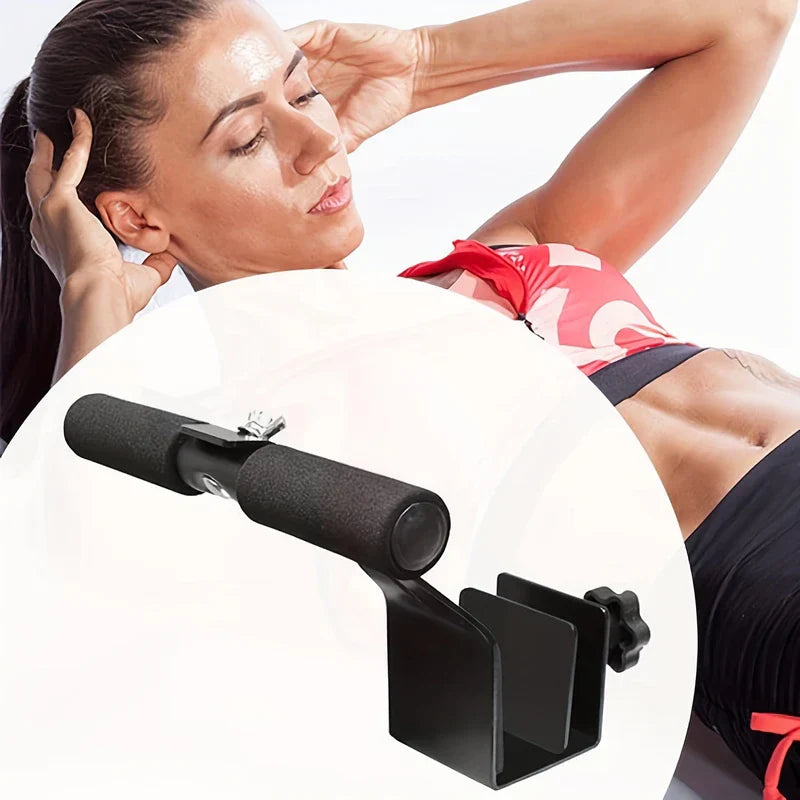 sit up assistent - Person, die Sit-up-Hilfsstange für ein Core-Training nutzt