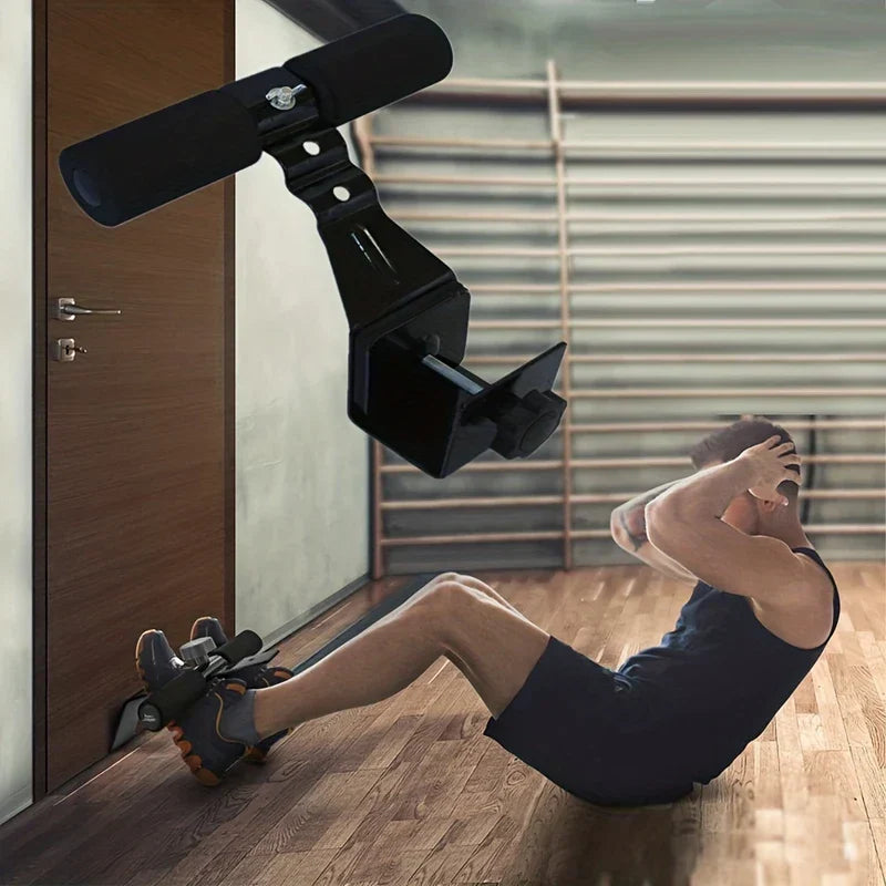 Person führt Sit-ups auf einem Holzboden aus, mit Füßen unter einer an einer Holztür montierten Stange für Sit-up-Assistenten