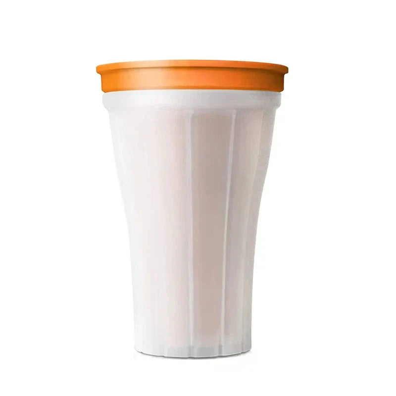 Vaso para hacer slushie translúcido escarchado con tapa naranja brillante sobre fondo blanco liso