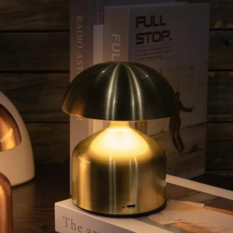 Lámpara de noche LED con forma de hongo brillando con luz cálida en un dormitorio acogedor
