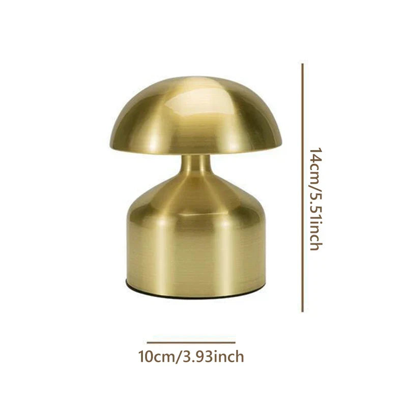 Lámpara de mesa LED con cúpula de latón con etiquetas de dimensiones de 14 cm de altura y 10 cm de ancho de base sobre fondo blanco