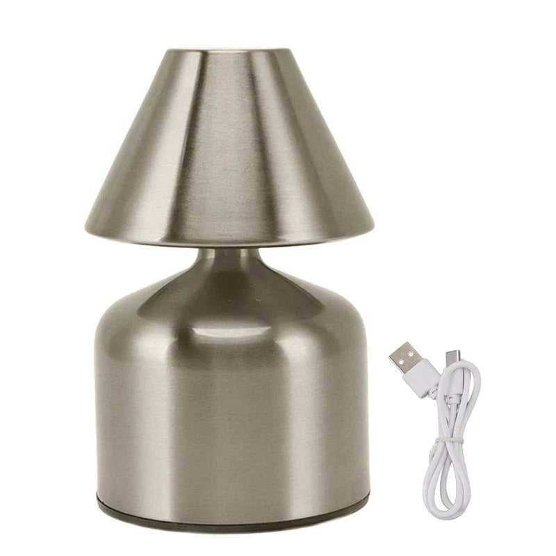 Kleine Pagodenstil-Tischlampe auf einem Beistelltisch