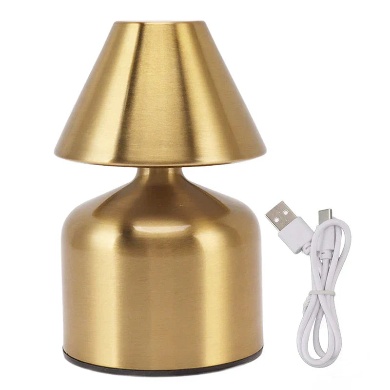 Kleine Tischlampe - goldbürstenfinishierte kleine Tischlampe mit konischem Schirm, gezeigt mit USB-C-Ladekabel