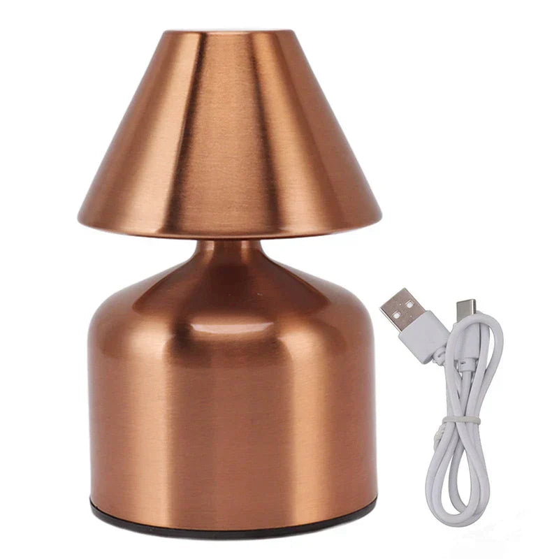 Kleine Tischlampe - kupferbürstenfinishierte kleine Tischlampe mit konischem Schirm, gezeigt mit USB-C-Ladekabel
