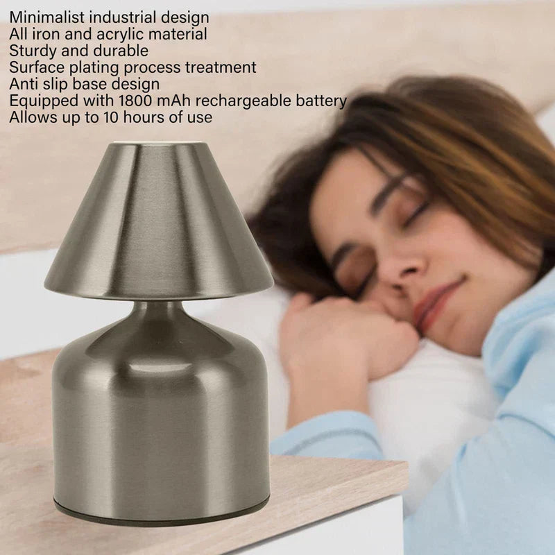 Kleine Tischlampe - leuchtet in einem gemütlichen Raum