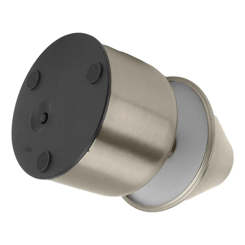 Kleine Tischlampe - Rückansicht einer kleinen Tischlampe mit Nickelfinish, schwarzer Basis und strukturierten Gummifüßen