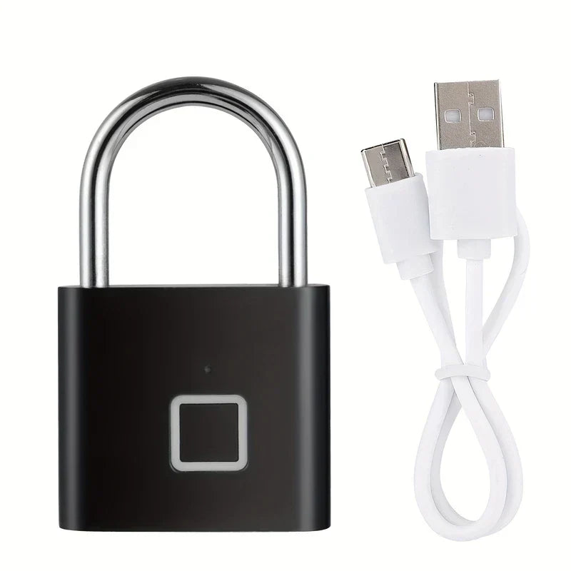 Candado biométrico negro junto a un cable de carga USB a Micro USB blanco sobre fondo blanco liso