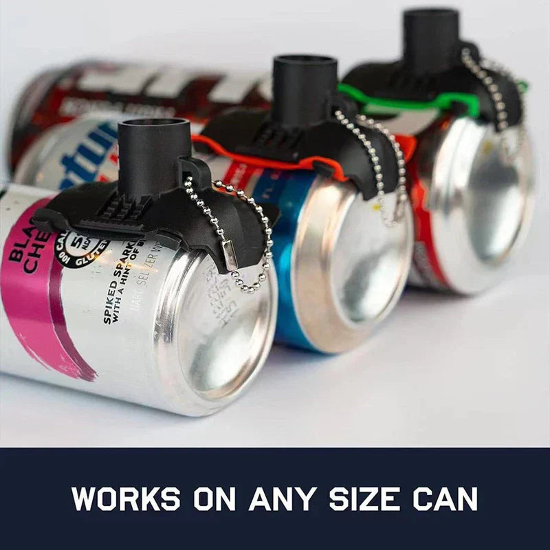abridor de anillas - Tres latas metálicas abiertas de bebida apoyadas de lado, cada una con un accesorio de plástico negro para latas con ribete de color y cadena de bolas, con texto debajo que dice FUNCIONA CON LATAS DE CUALQUIER TAMAÑO