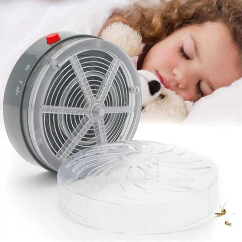 repele animales con ultrasonido - Dispositivo mostrado con bandeja recolectora transparente extraíble desmontada, botón de encendido rojo visible en el cuerpo gris, colocado cerca de un niño durmiendo con un peluche