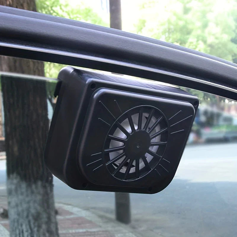 Auslassseite des solarbetriebenen Auto-Fensterlüfters, an ein Autofenster geklemmt