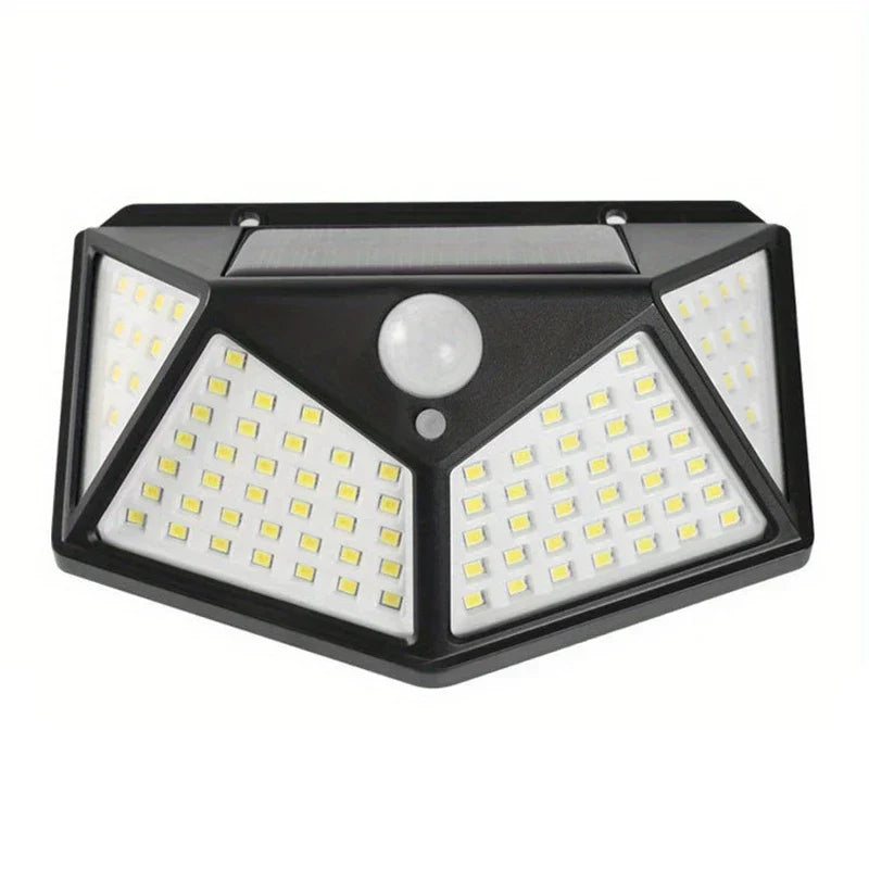 Luz solar con sensor de movimiento: vista frontal de un accesorio de luz de pared angular negro con cuatro paneles de LED, sensor de movimiento central y panel solar superior
