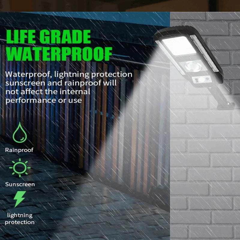 Lámpara de seguridad con sensor de movimiento alimentada por energía solar montada en una pared de ladrillo, iluminando un pasillo exterior lluvioso con textos superpuestos sobre impermeabilidad.
