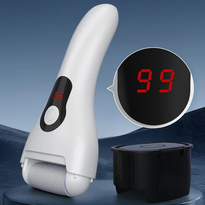 Herramienta de spa para pedicura para lijar y suavizar la piel dura - Vista en ángulo de la lima eléctrica blanca para pies con pantalla digital roja, colocada junto a su tapa protectora de rodillo negra, con recuadro ampliado de la pantalla mostrando 99