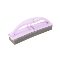 Cepillo de limpieza para ducha con esponja y estropajo sobre una superficie de azulejo del baño