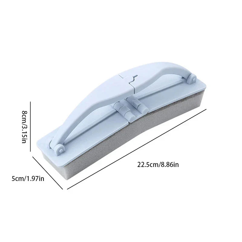Cepillo de limpieza para ducha: esponja rectangular con mango plegable de color azul pálido, etiquetas de dimensiones que muestran largo, ancho y alto