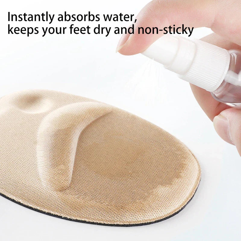 almohadillas de esponja para el antepié - Mano sosteniendo una botella pulverizadora rociando líquido sobre una almohadilla para el pie de color beige, con texto sobre la absorción de agua y mantener los pies secos