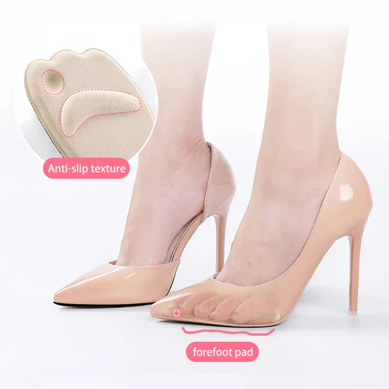 almohadillas de esponja para el antepié - Almohadilla para el antepié de color beige colocada en un zapato de tacón color nude en un pie, con recuadro que muestra la superficie texturizada antideslizante de la almohadilla