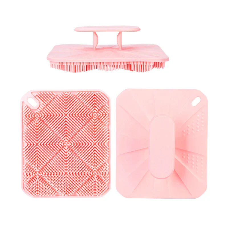 cepillo de ducha para el cuerpo - Cepillo limpiador cuadrado de color rosa claro que muestra el lado de las cerdas, la correa de mano y el orificio para colgar