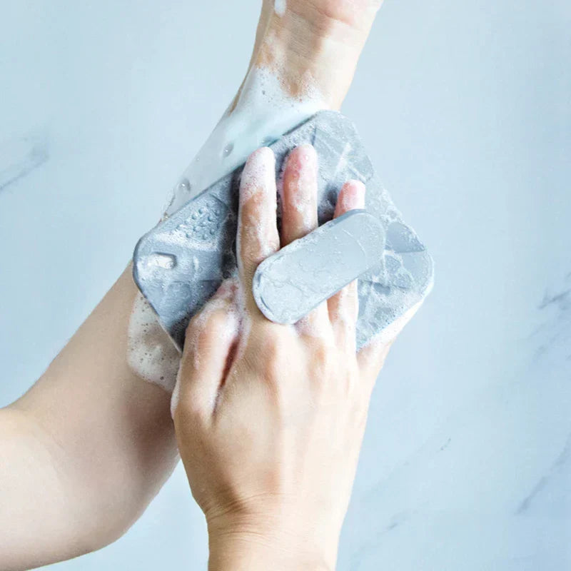 cepillo de ducha para el cuerpo - Cepillo limpiador cuadrado gris que se usa para hacer espuma y frotar un antebrazo durante la ducha