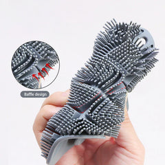 cepillo de ducha para el cuerpo - Cepillo de silicona gris doblado en una mano, un recuadro ampliado muestra su diseño de deflector con flechas rojas