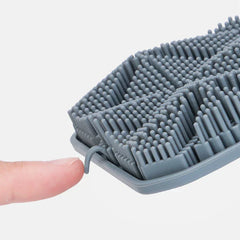 cepillo de ducha para el cuerpo - Primer plano de la esquina del cepillo, un dedo toca su pequeño gancho curvo, se ven cerdas densas