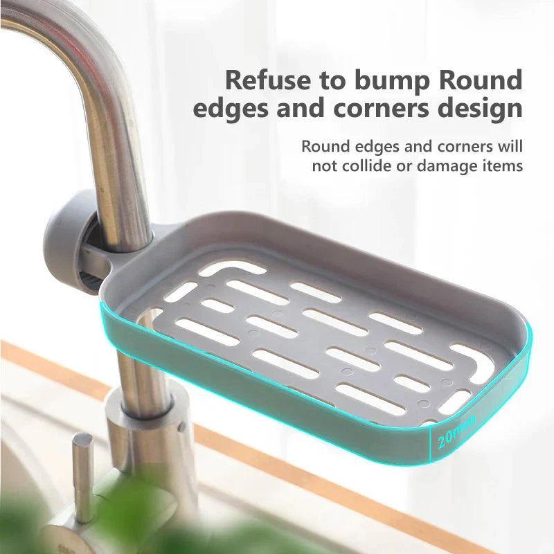 Organizador de fregadero de acero inoxidable - Estante de plástico gris montado en grifo con bordes redondeados, marca de profundidad de 20 mm, mostrado acoplado a un tubo de grifo de acero inoxidable con texto descriptivo superpuesto