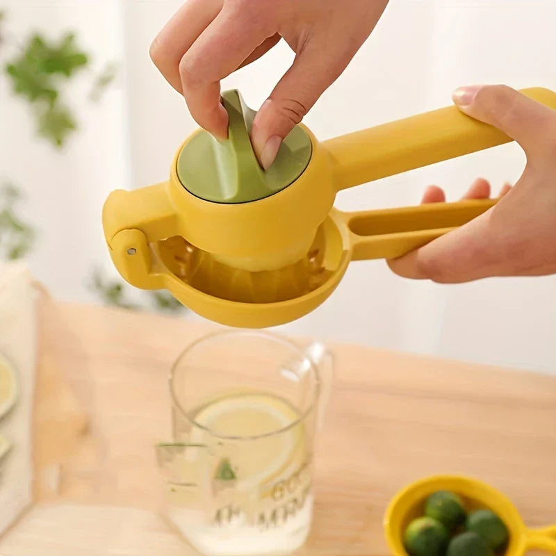 zitruspresse - Hände bedienen eine gelbe manuelle Zitruspresse über einem Glas, mit einer kleinen Schale Limetten daneben auf einer Holzoberfläche
