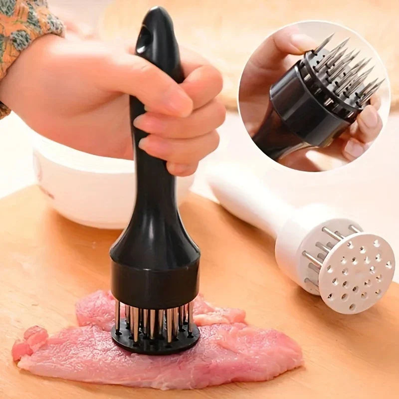 Ablandador de carne de acero inoxidable: ablandador negro presionando carne cruda, con un recuadro de primer plano de las púas metálicas afiladas y un ablandador blanco cerca