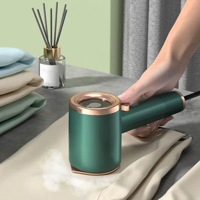 Plancha de vapor portátil utilizándose sobre una camisa