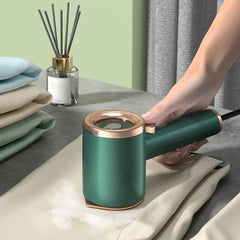Plancha de vapor portátil utilizándose sobre una camisa