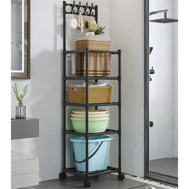 منظم رفوف - رف أسود متحرك بعجلات في حمام بجوار كابينة استحمام زجاجية، يحمل سلال تخزين ومستلزمات استحمام مع نبتة صغيرة على طاولة الحمام المجاورة