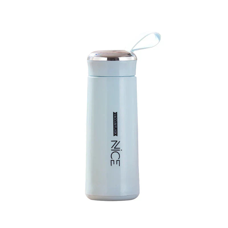 vaso de plástico tipo tumbler de color azul claro con asa de transporte y tapa metálica sobre fondo blanco